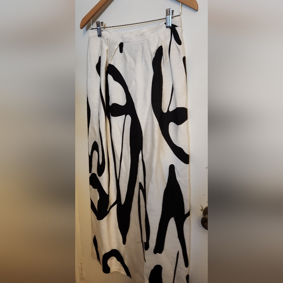 Elegant Black and White Pencil Skirt - Picture 3 of 5